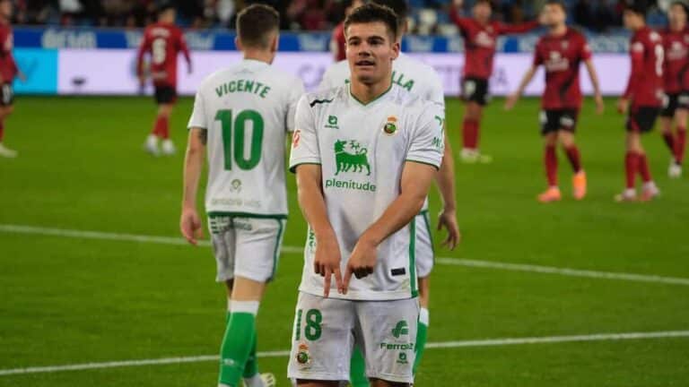 Peio Canales celebrando un gol con el Racing de Santander
