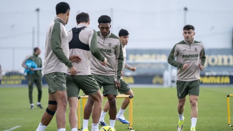 Jugadores del Villarreal CF durante una sesión de entrenamiento en la Ciutat Esportiva José Manuel Llaneza de Miralcamp