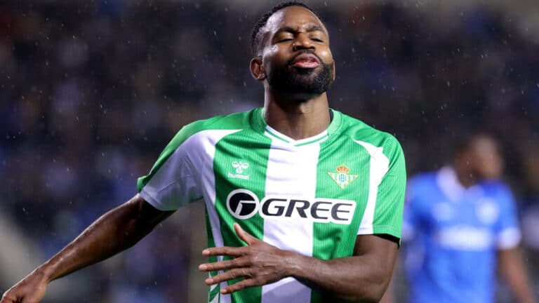 Cédric Bakambu, con gesto de frustración en un partido con el Betis, mientras el Mallorca negocia una cesión