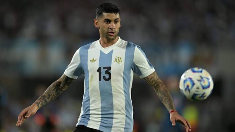 Cuti Romero jugando con la Selección Argentina mientras es pretendido por el Real Madrid y el Atlético
