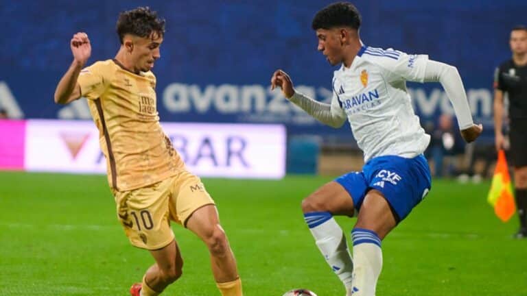 Adu Ares durante una acción de juego con el Real Zaragoza en La Romareda la temporada pasada.