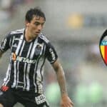 Renzo Saravia, futbolista argentino, protegiendo un balón con fuerza durante un encuentro oficial con el Atlético Mineiro.