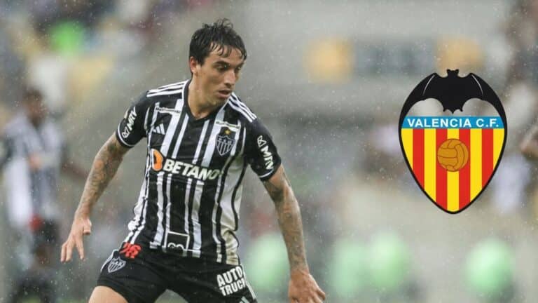 Renzo Saravia, futbolista argentino, protegiendo un balón con fuerza durante un encuentro oficial con el Atlético Mineiro.