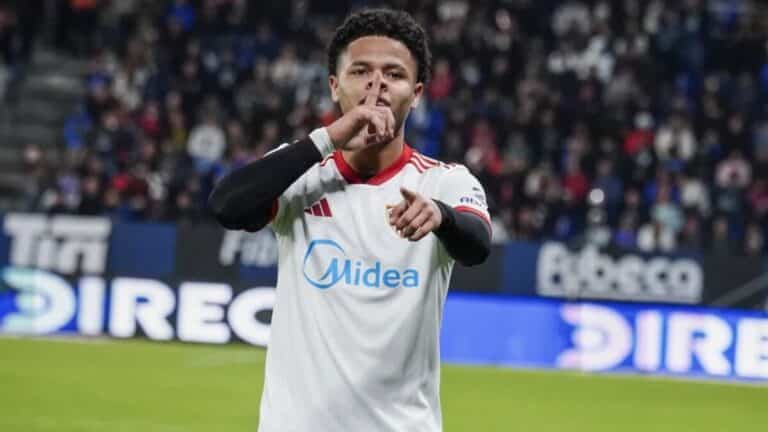 Montaje Patrick Mercado con la camiseta del Sevilla tras confirmarse la compra a Independiente del Valle de Ecuador.