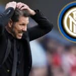 Diego Simeone, entrenador del Atlético de Madrid, en el banquillo durante un partido de LaLiga o Champions League