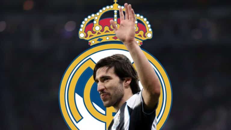 Sandro Tonali, centrocampista italiano del Newcastle United, durante un partido oficial en 2026, es buscado por el Real Madrid.