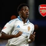 Yussif Saidu disputando un balón con la camiseta del Real Zaragoza ante la mirada de scouts europeos.