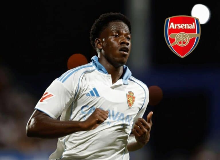 Yussif Saidu disputando un balón con la camiseta del Real Zaragoza ante la mirada de scouts europeos.