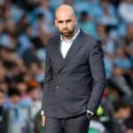 Claudio Giráldez con gesto serio durante un partido con el RC Celta, mientras su nombre se menciona en tres equipos de LaLiga