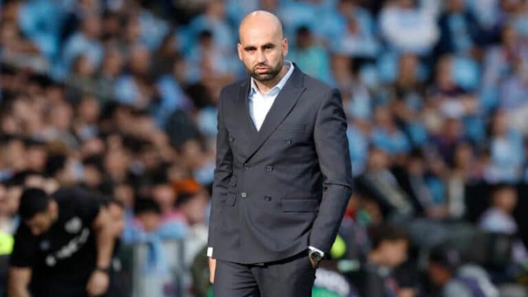 Claudio Giráldez con gesto serio durante un partido con el RC Celta, mientras su nombre se menciona en tres equipos de LaLiga