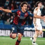 Carlos Álvarez, mediapunta del Levante UD, celebrando un gol durante un partido de LALIGA.