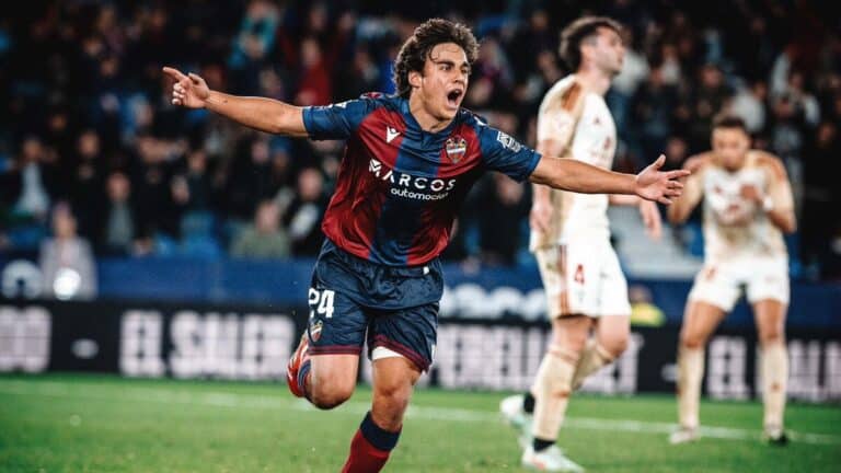 Carlos Álvarez, mediapunta del Levante UD, celebrando un gol durante un partido de LALIGA.