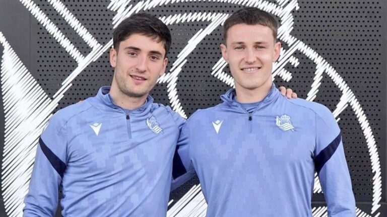 Turrientes y Gorrotxategi posando en un entrenamiento de la Real Sociedad