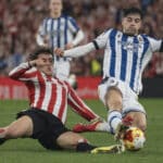 Jon Martin disputando un balón con un jugador del Athletic en el derbi vasco por Copa del Rey, donde fue una de las figuras de la Real Sociead