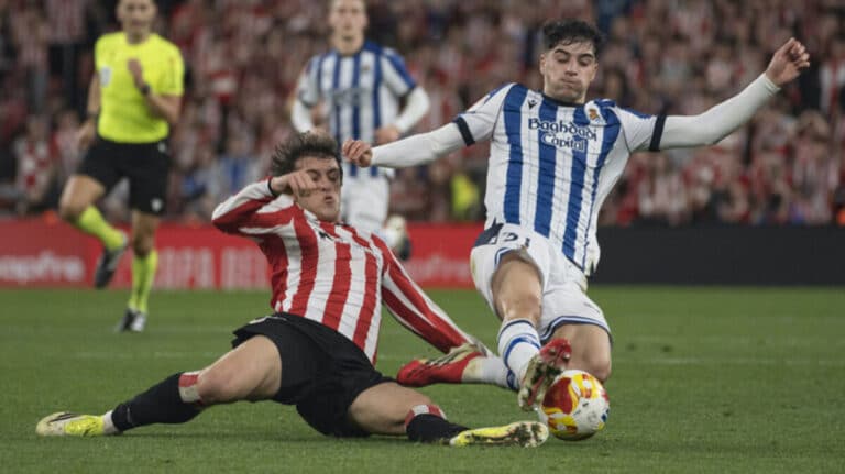 Jon Martin disputando un balón con un jugador del Athletic en el derbi vasco por Copa del Rey, donde fue una de las figuras de la Real Sociead