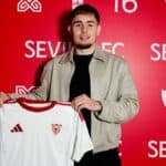 Robert Jalade, defensa central del Sevilla Atlético, posando con la camiseta oficial tras firmar su renovación hasta 2028.