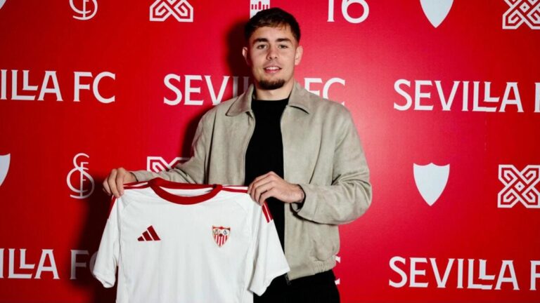 Robert Jalade, defensa central del Sevilla Atlético, posando con la camiseta oficial tras firmar su renovación hasta 2028.