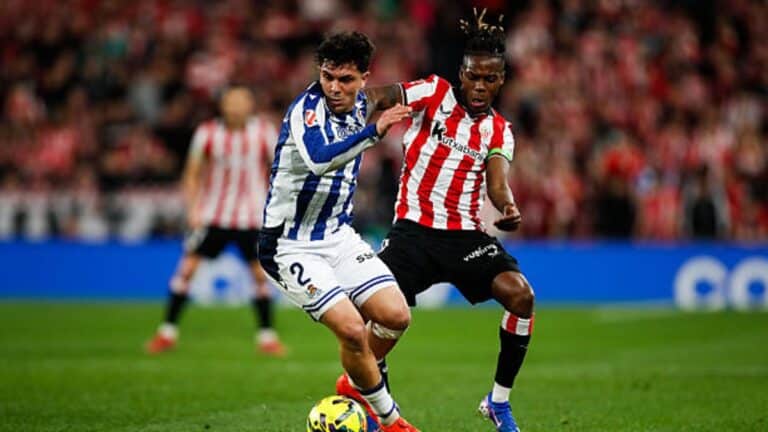 Jon Aramburu en una jugada del derbi vasco, que terminó con polémica por el arbitraje