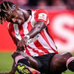 Nico Williams con gesto de dolor durante un partido del Athletic Club en San Mamés.
