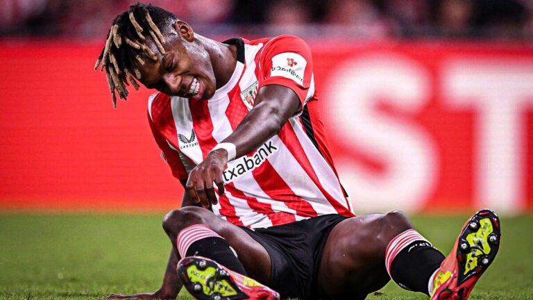 Nico Williams con gesto de dolor durante un partido del Athletic Club en San Mamés.