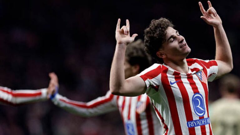Julián Álvarez, delantero del Atlético de Madrid, celebrando un gol con su característico gesto de la 'Araña' frente a la grada del Metropolitano en febrero de 2026.