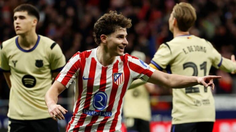 Julián Álvarez celebrando su gol al Barça en la ida de las semifinales de la Copa del Rey