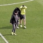 Manex Lozano retirándose con gesto de dolor del entrenamiento del Racing de Santander.