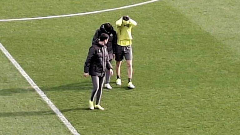 Manex Lozano retirándose con gesto de dolor del entrenamiento del Racing de Santander.