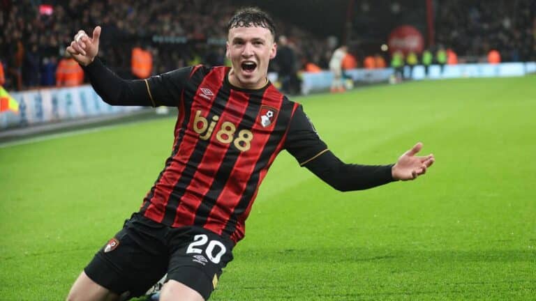 Álex Jiménez celebrando un gol con el Bournemouth durante un partido de la Premier League, mostrando su potencia en banda.