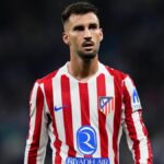 Álex Baena, jugador del Atlético de Madrid, con gesto pensativo durante un partido con el Atlético en 2026.