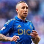 Santi Cazorla con la camiseta del Real Oviedo, mostrando gesto de preocupación durante un encuentro.