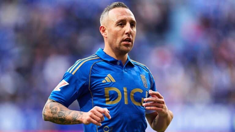 Santi Cazorla con la camiseta del Real Oviedo, mostrando gesto de preocupación durante un encuentro.