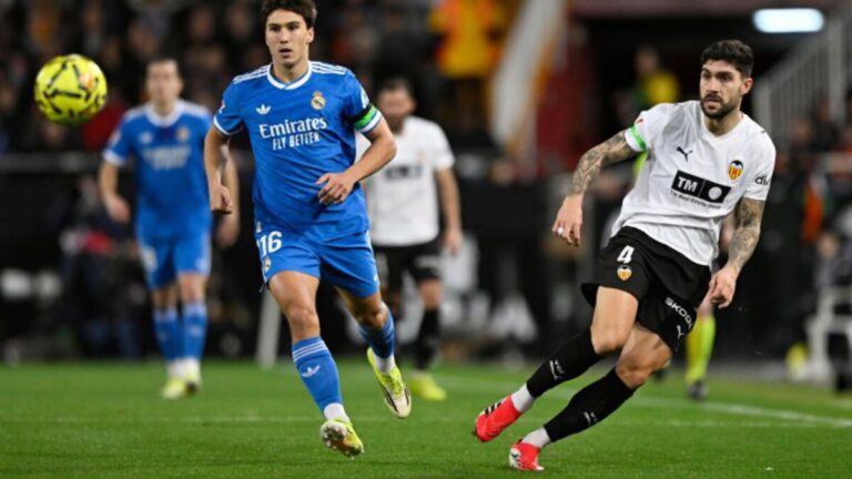 Unai Núñez concentrado durante su debut con el Valencia CF en el partido frente al Real Madrid.