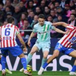 Álvaro Fidalgo protegiendo el balón entres tres futbolistas del Atlético de Madrid.