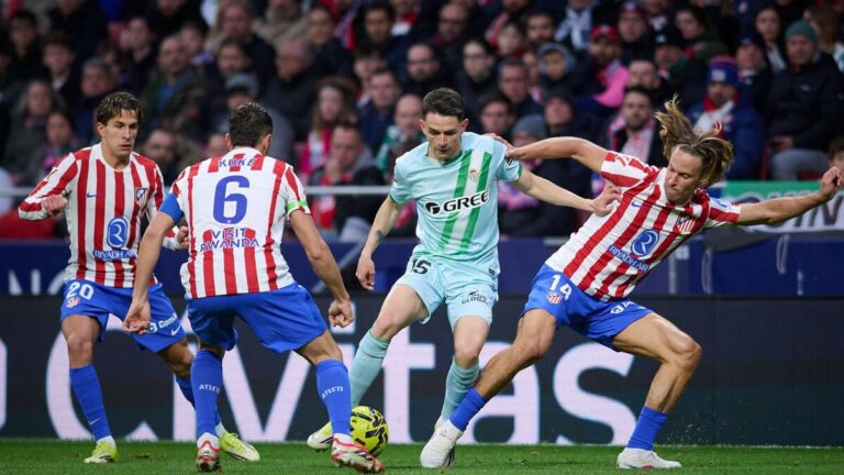 Álvaro Fidalgo protegiendo el balón entres tres futbolistas del Atlético de Madrid.