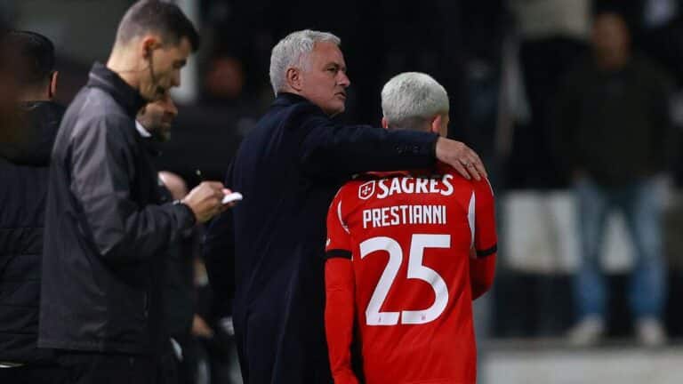 Mourinho y Prestianni en el partido de ida por los 16avos de Champions League ante el Real Madrid en el estadio Da Luz