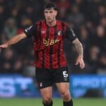 Marcos Senesi dando indicaciones en un partido con el Bournemouth mientras el Atlético de Madrid lo sigue de cerca