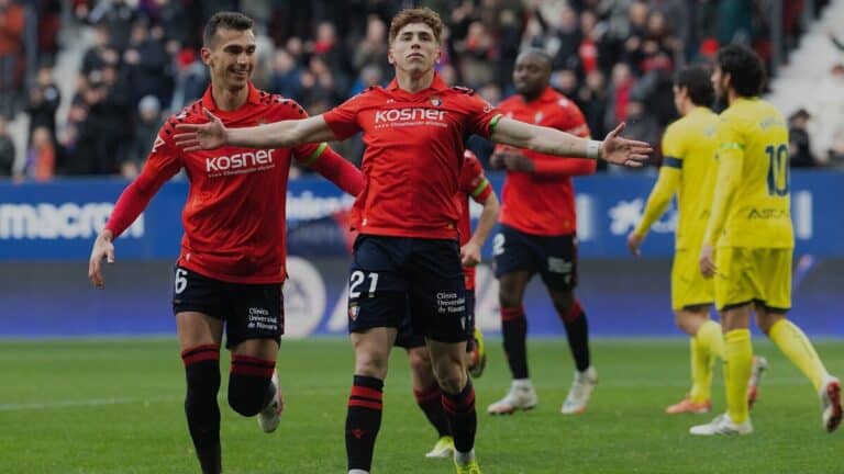Víctor Muñoz durante un partido de Osasuna en LaLiga en el estadio El Sadar