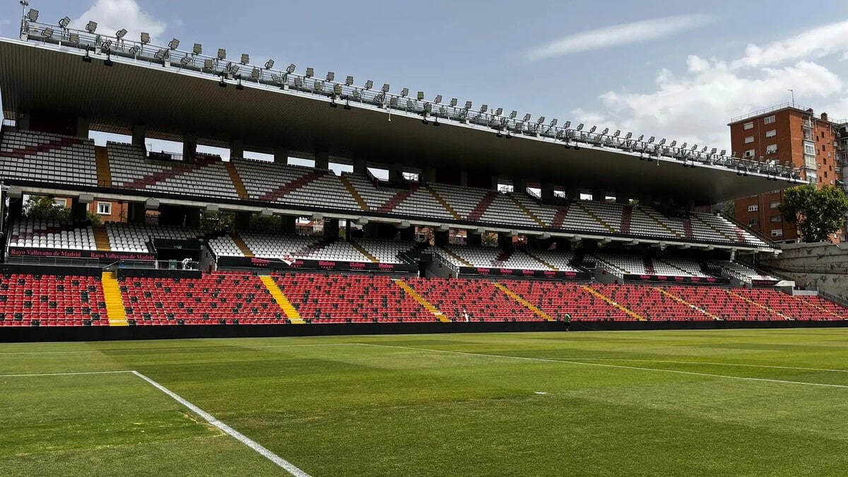 El renovado césped del Rayo Vallecano se estrenará este sábado en el partido frente al Athletic