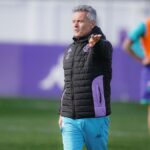 Fran Escribá, nuevo entrenador del Real Valladolid, dirigiendo su primera sesión de entrenamiento en los Anexos del Estadio José Zorrilla en febrero de 2026.