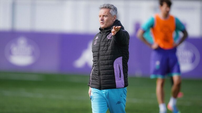 Fran Escribá, nuevo entrenador del Real Valladolid, dirigiendo su primera sesión de entrenamiento en los Anexos del Estadio José Zorrilla en febrero de 2026.
