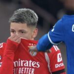 Gianluca Prestianni subiéndose la camiseta para taparse la boca mientras mira a Vinícius Jr. durante el partido Benfica-Real Madrid en febrero de 2026.