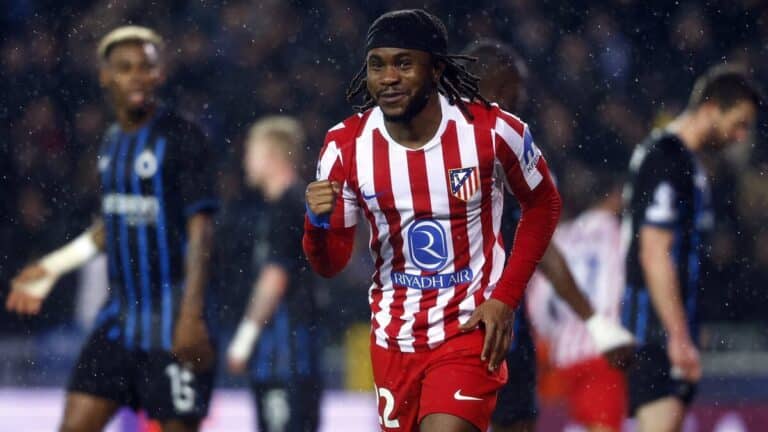 Ademola Lookman con la camiseta del Atlético de Madrid durante un partido en el Metropolitano con gesto serio