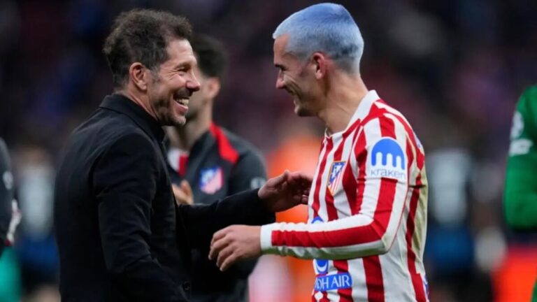 Antoine Griezmann con la camiseta del Atlético de Madrid durante un partido de LaLiga en el Metropolitano