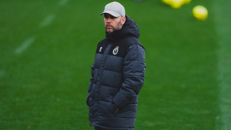 José Alberto López, entrenador del Racing de Santander, durante un entrenamiento.