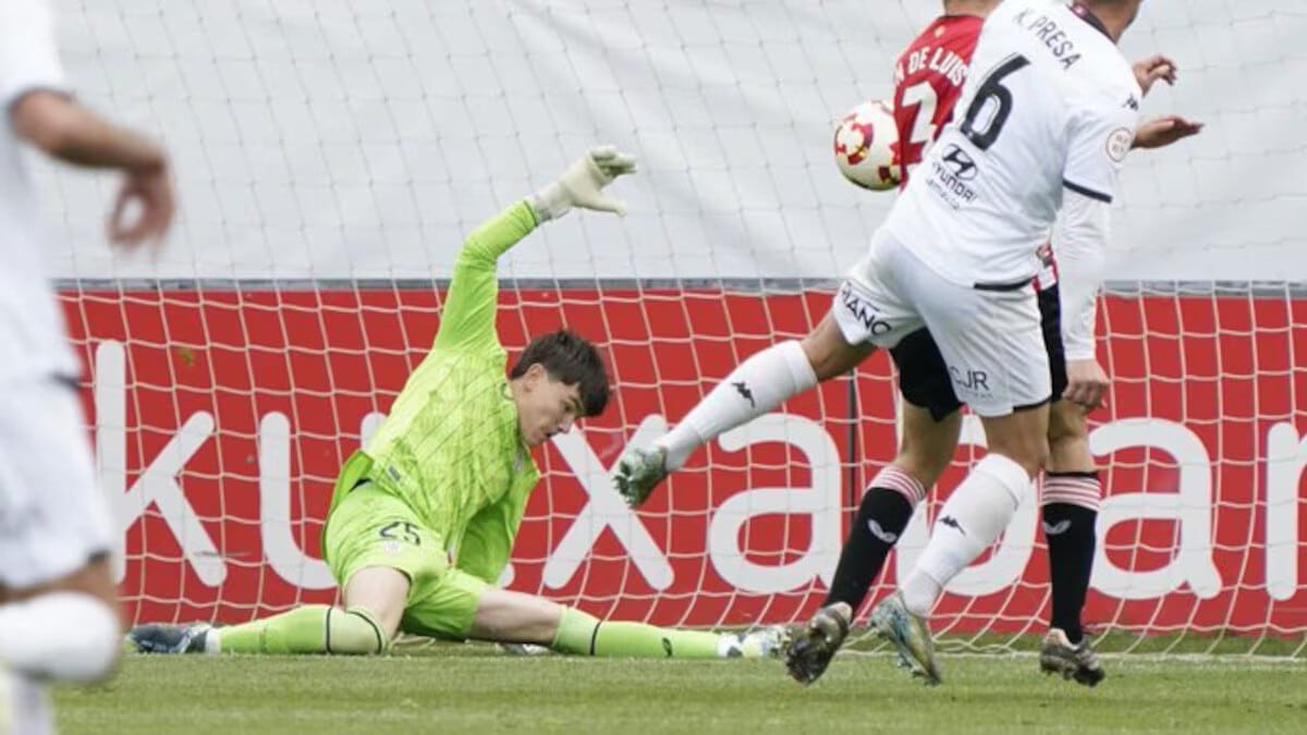 Mikel Santos, portero del filial del Athletic Club, durante un partido de Primera Federación en las instalaciones de Lezama
