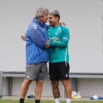 Manuel Pellegrini conversando animadamente con el Cucho Hernández durante un entrenamiento en la Ciudad Deportiva Luis del Sol.