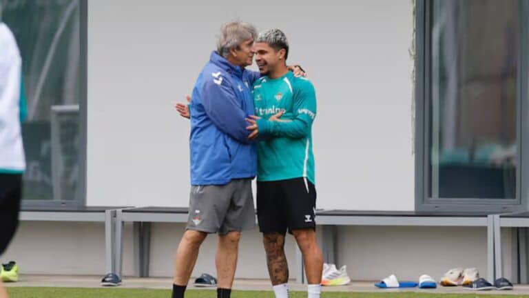 Manuel Pellegrini conversando animadamente con el Cucho Hernández durante un entrenamiento en la Ciudad Deportiva Luis del Sol.