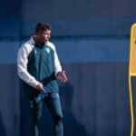 Juanfran Funes, entrenador del Málaga CF, observando un entrenamiento,antes del duelo ante la Real Sociedad B