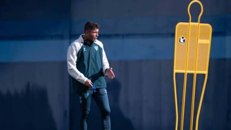Juanfran Funes, entrenador del Málaga CF, observando un entrenamiento,antes del duelo ante la Real Sociedad B